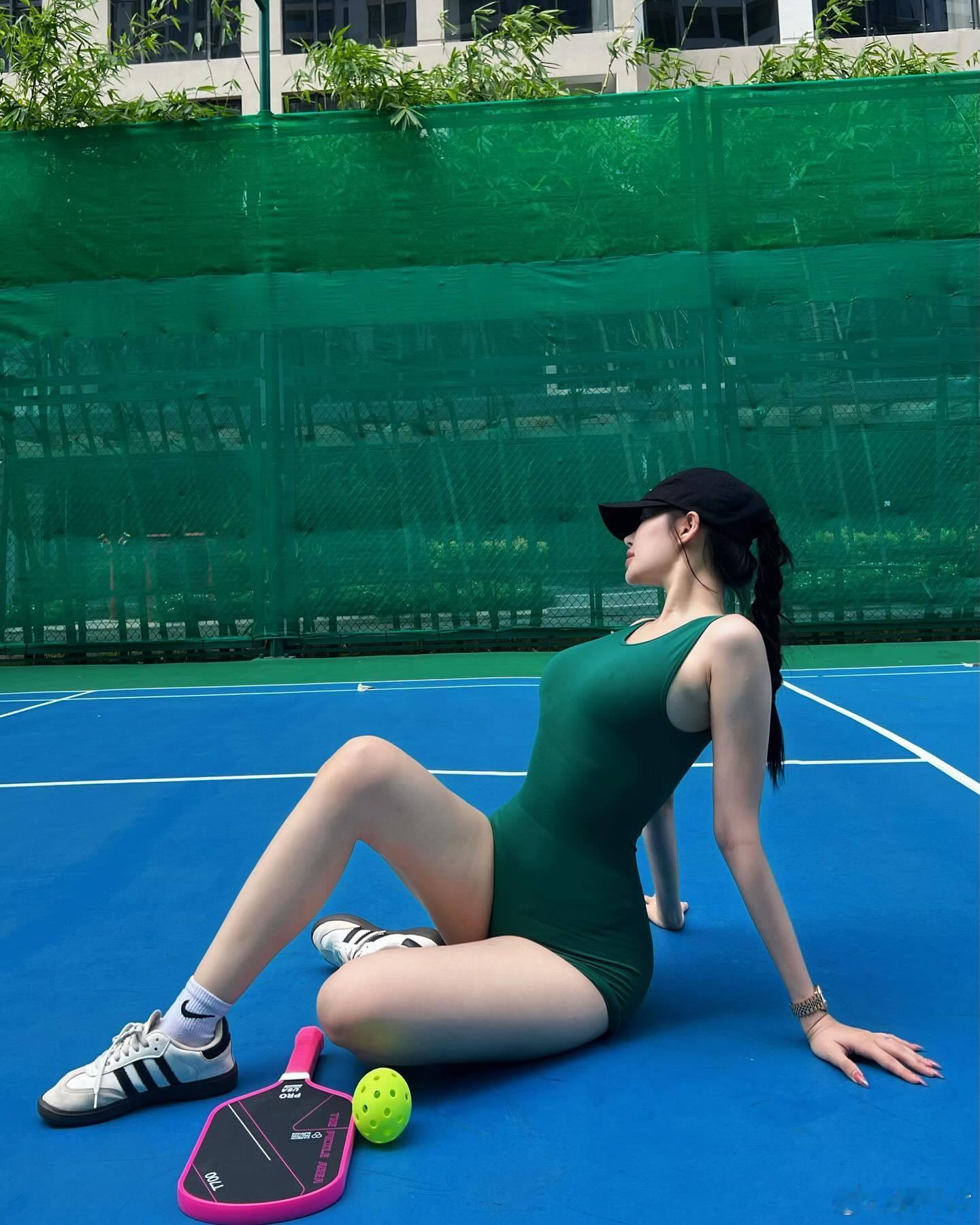 今天是匹克球女孩户外运动​​​
