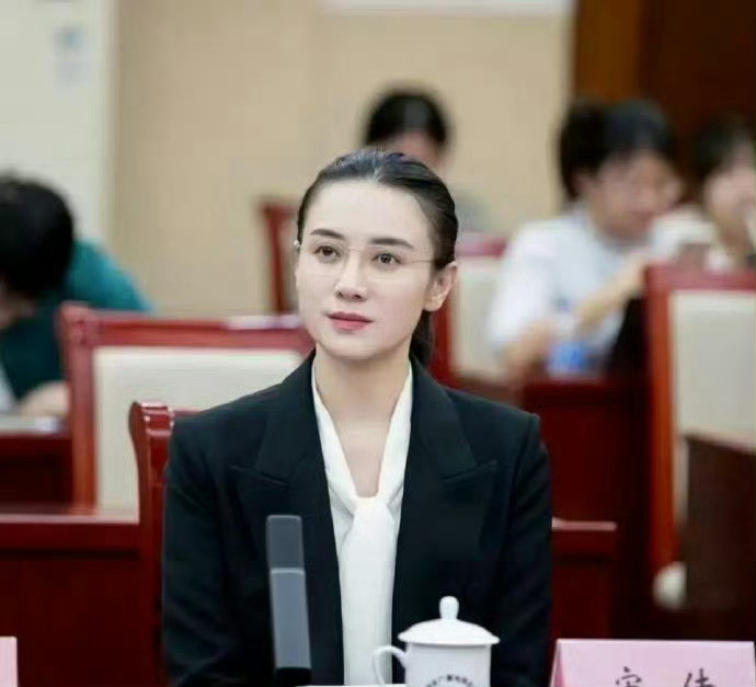关晓彤和宋佳的正装打扮对比，差距似乎有点大！