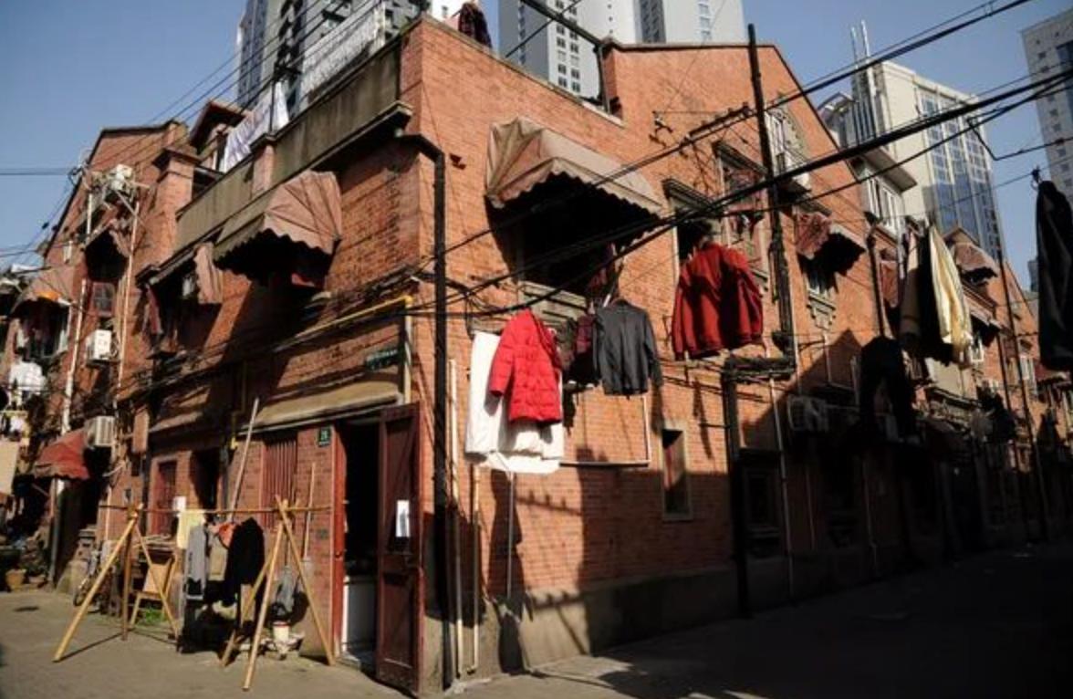 大城市的“老破小”最近火了？听说有人闭眼入手七八套，跟买大白菜似的。成都一位