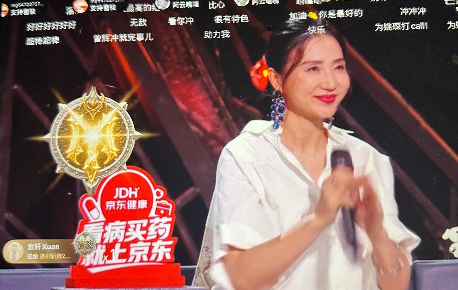 阿朵点评《天后》现场教学，是专业指导还是强行加戏？披哥直播中，阿朵点评张彬彬和阿云嘎的《天后》，前半