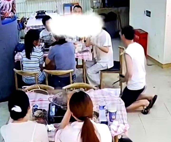 一个开火锅店的大男人，当着满屋子的人，“扑通”一声，跪下了。不是求饶，不是搞活