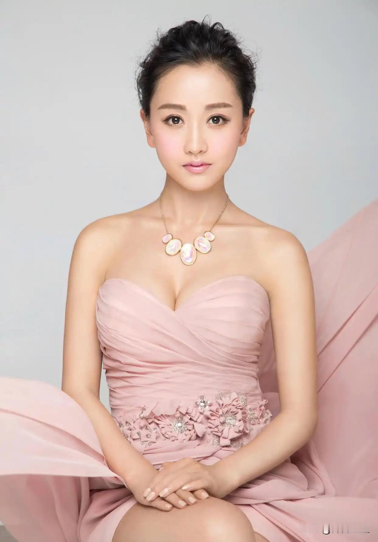 杨蓉早期写真温婉女人味！一身裸粉色抹胸长裙，褶皱设计勾勒出优美身形，盘起的黑