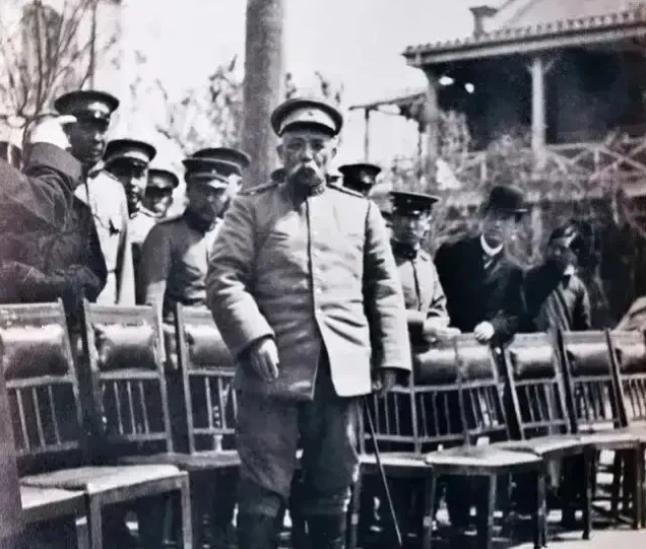 这是1972年袁世凯身材臃肿的照片，他身高不足160，从不锻炼，走进走出，楼上楼