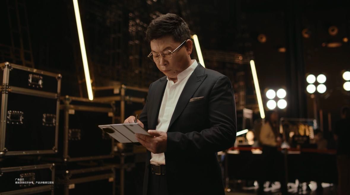 杨幂的穿搭无须多言刚刷到杨幂新视频，这波操作有点东西啊！助理递啥都摆手说“不用不