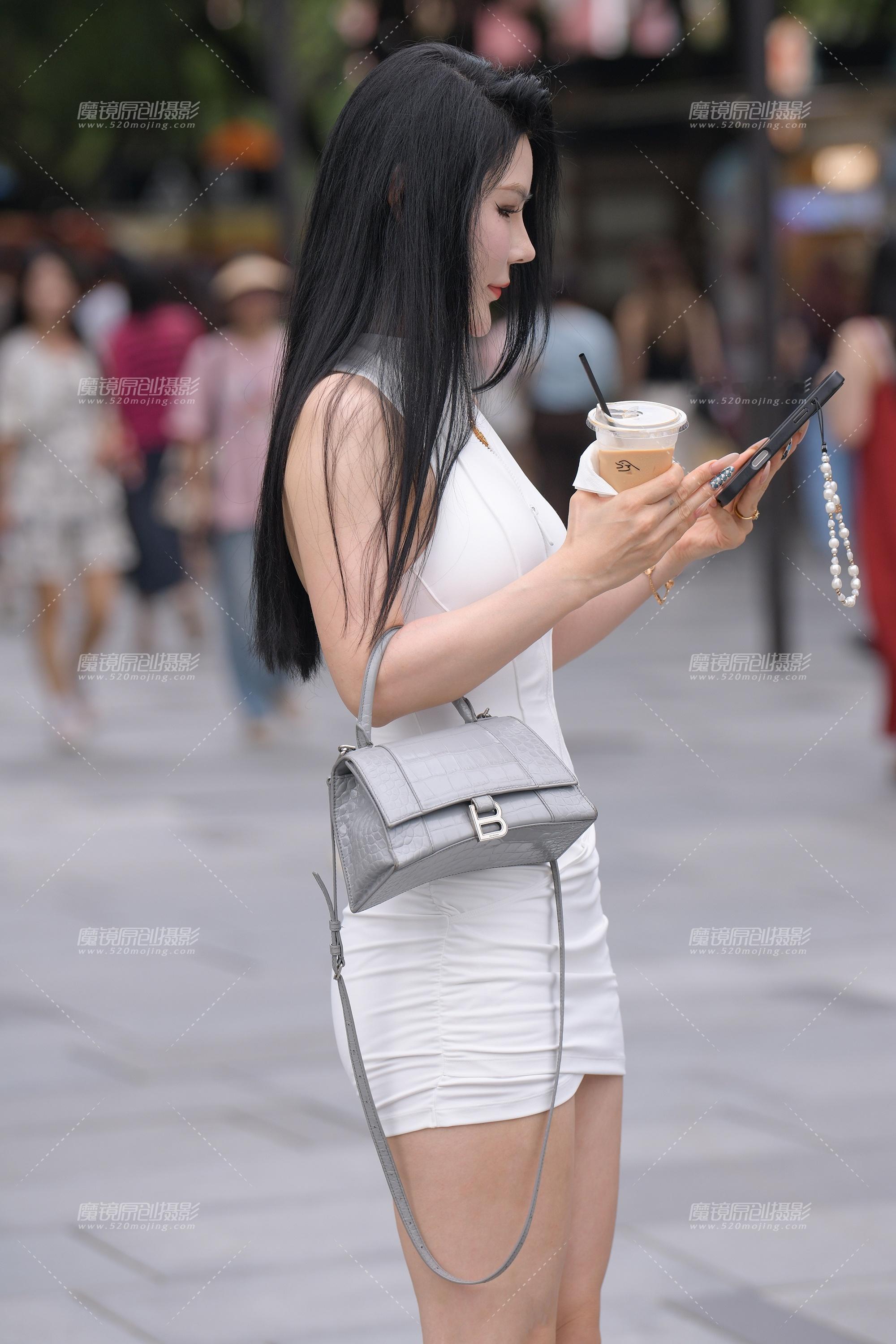 白裙女子​​​