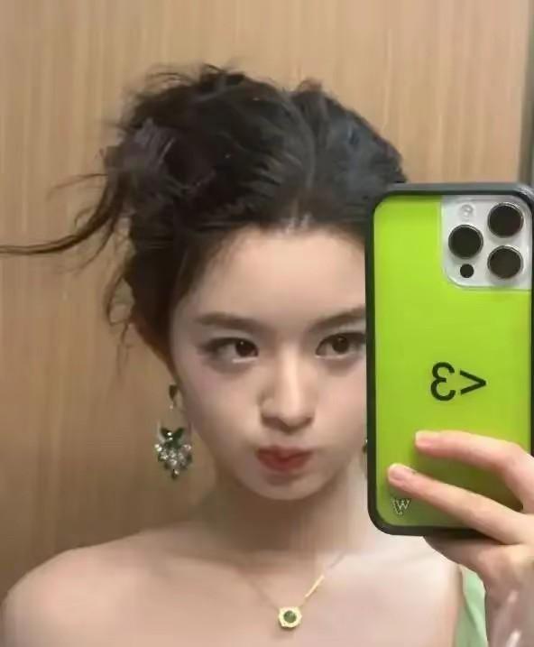 黄杨钿甜的爸爸这是要跑路的节奏啊，前脚还嘴硬说自己清白不怕查，后脚半夜偷偷就把名