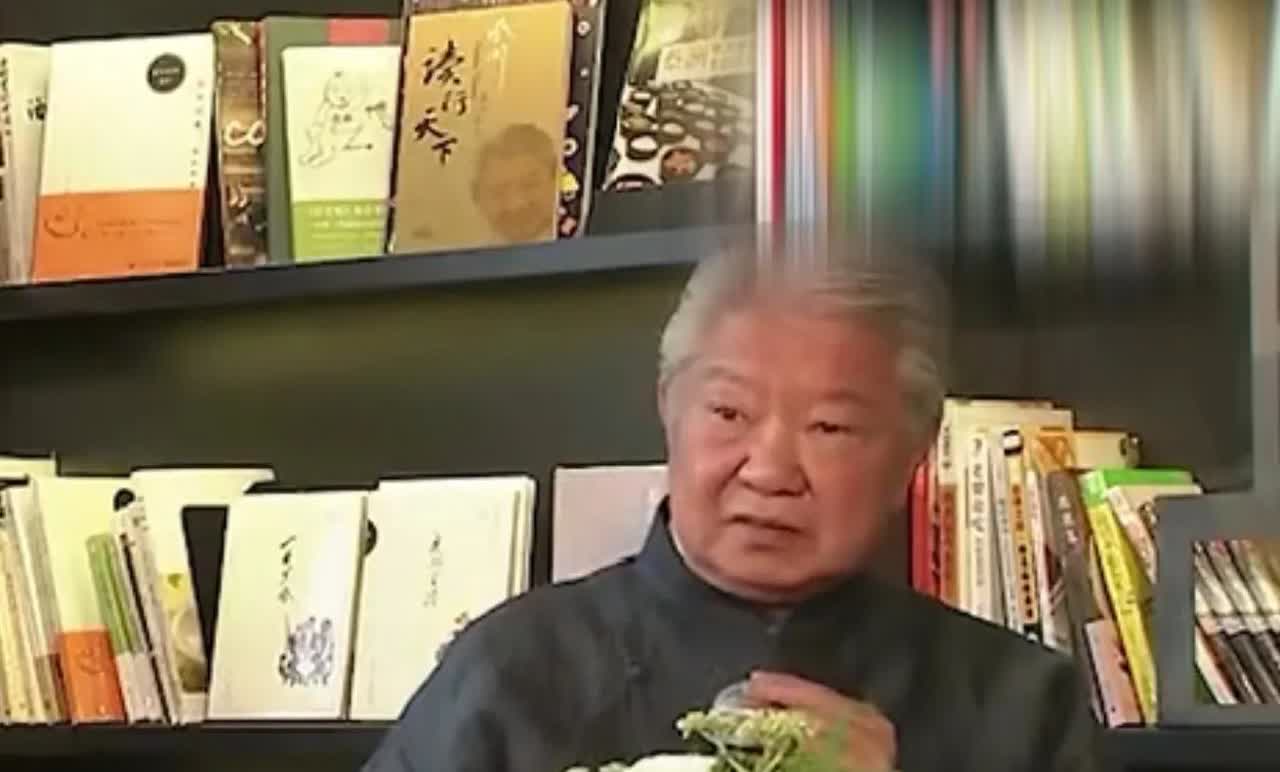 直到与金庸齐名的蔡澜离世，才知道蔡澜和成龙的渊源有多深，当年成龙受到香港