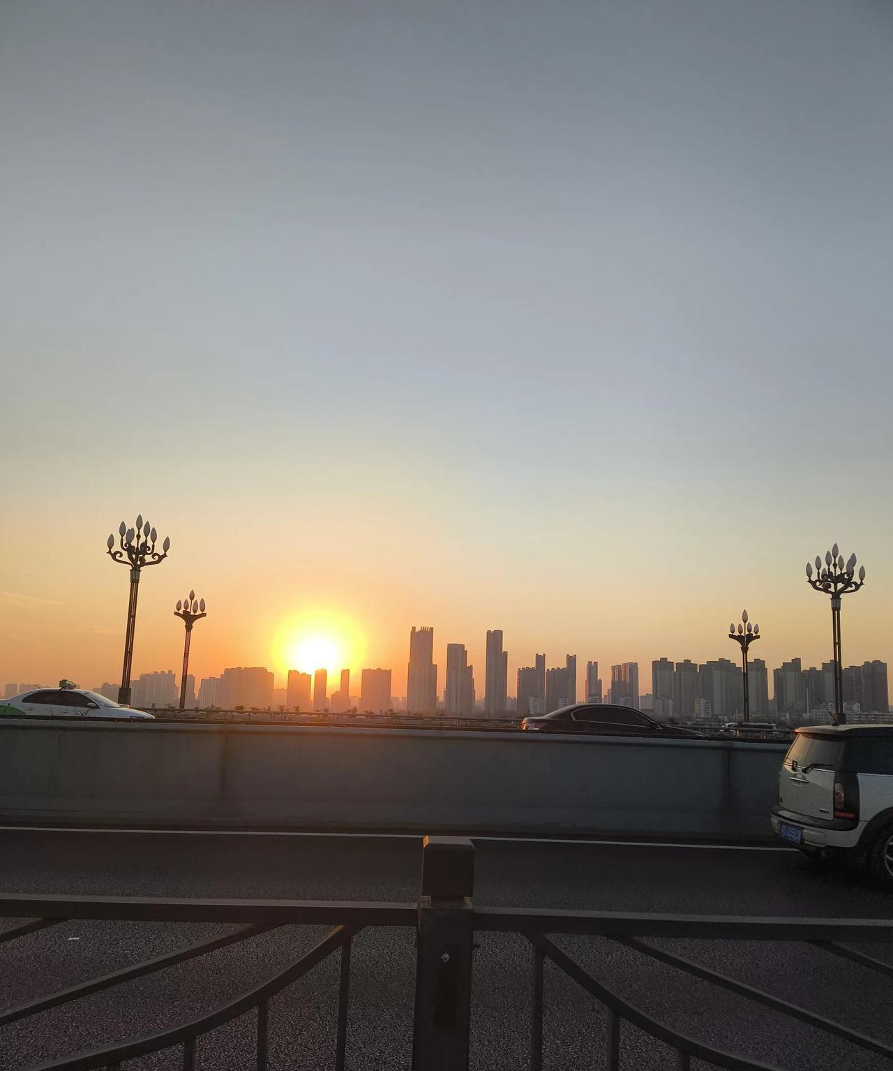 母亲七十多岁了住的步梯房5楼现在住着还没什么问题可是也考虑到了随着年龄的