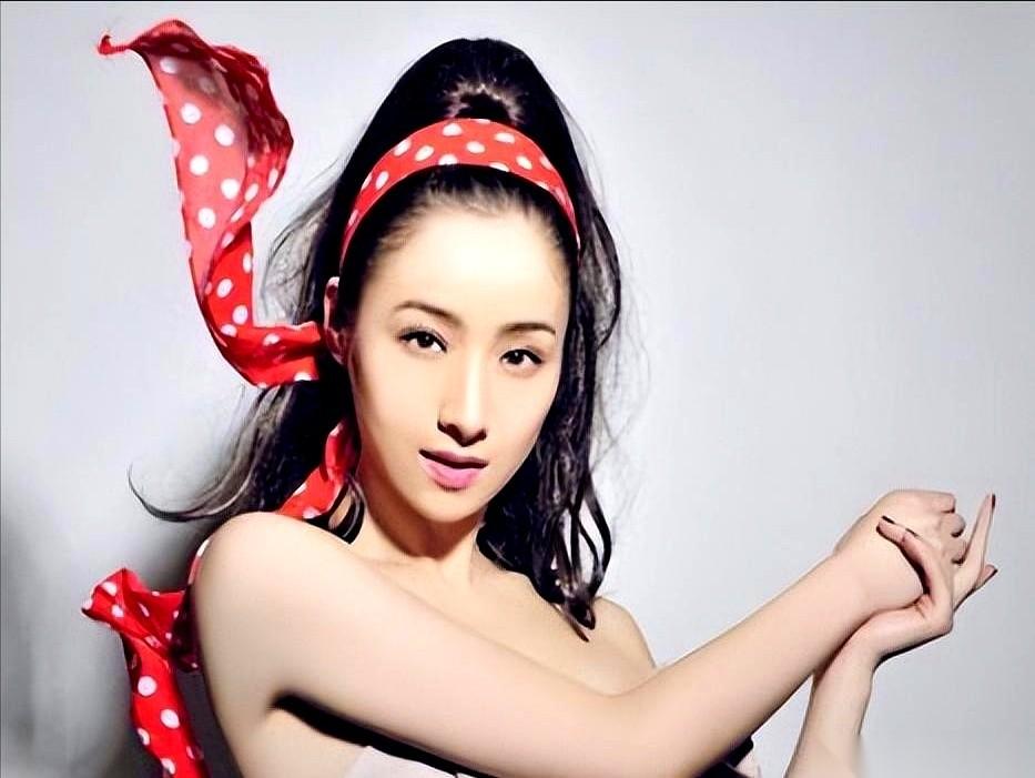 张艺谋说，我得感谢她。感谢那个把他举报到罚款748万的女人。这话听着，是不是