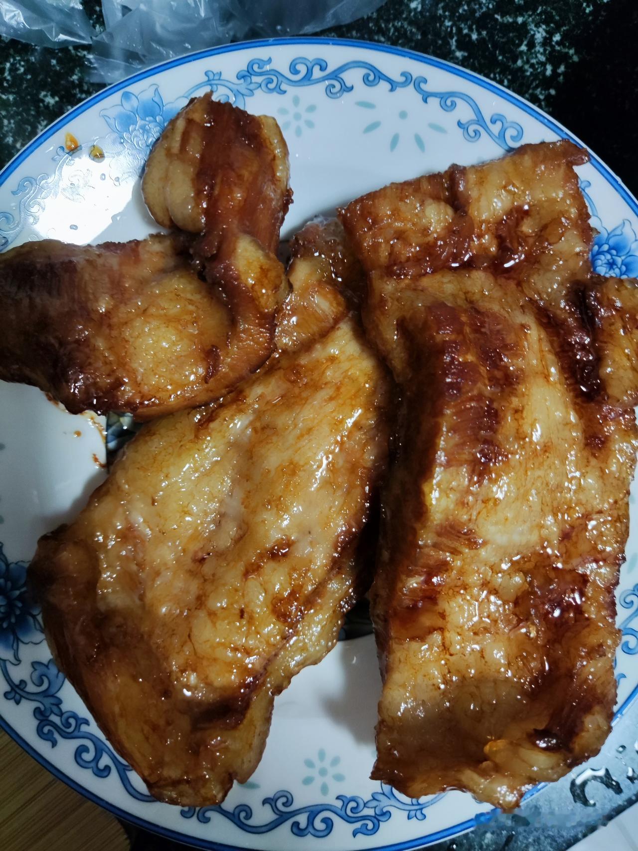 今晚上做的蜜汁叉烧终于出窝啦！一边做一边流口水，简直太好吃啦！做了这么