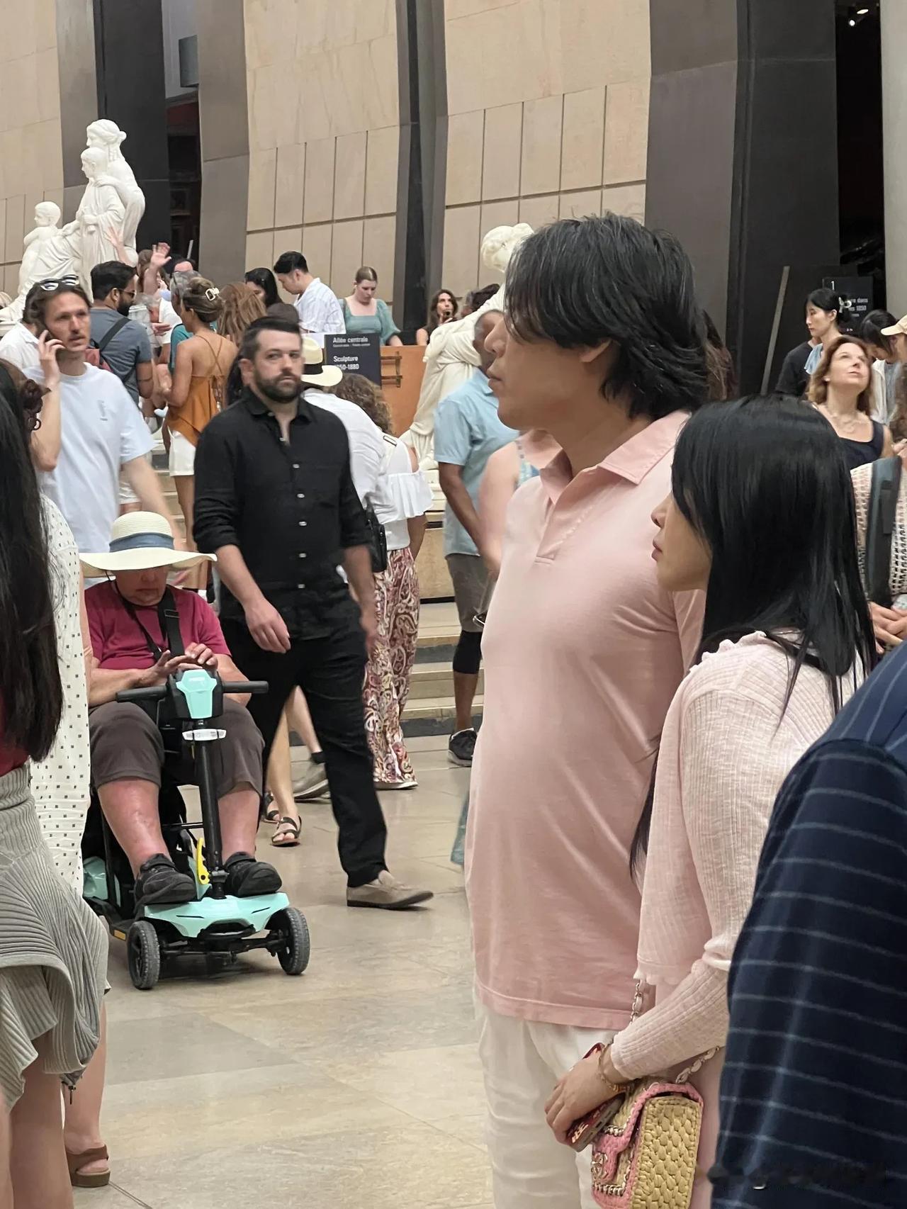 秦昊怎么胖这样了？这发型也太彪了吧！夫妻二人同游奥塞博物馆，粉色情侣装十分抢眼，