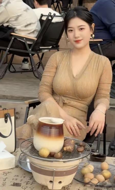 老婆出差几天，小姨子就约我出来喝茶，你别说小姨子真是越来越明艳动人了呢！