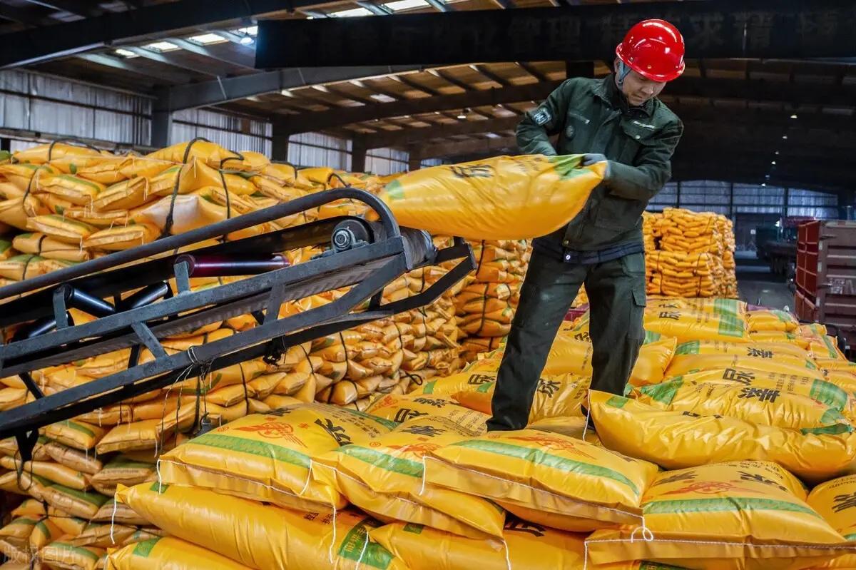谁也没想到，封锁海峡竟然点燃了西北荒原！内蒙古、新疆、宁夏正靠着廉价煤炭，强行接