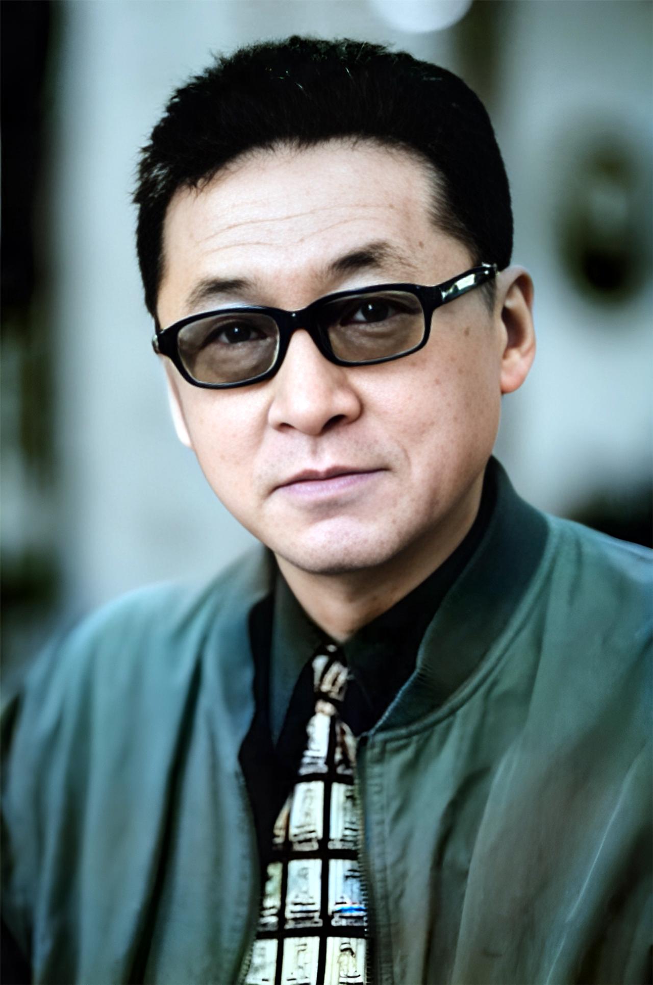 李敖有段话，通透又戳破世间真相：“没有一个男人不偷腥，没有一个女人不怀春。自古英
