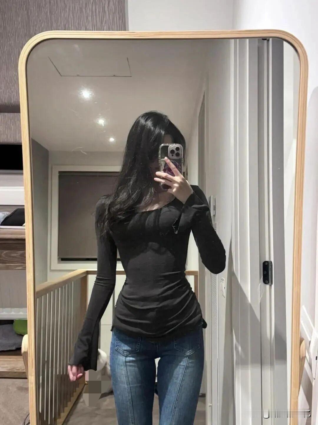 身材有多惊艳？黑上衣搭配牛仔裤，一目了然！[比心][比心][比心]黑色搭配穿搭