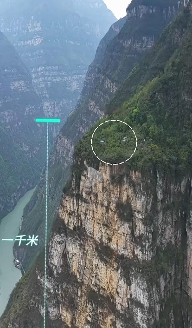 刷到国家电网的照片，这基建颜值确实可以。以前觉得高压塔丑，现在看跟山水挺搭的。听