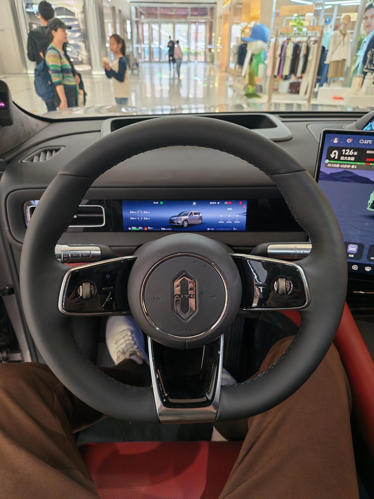 看了实车的问界M6。​​应该还是老余拍板定的型吧。我觉得造型无功无过，正常正