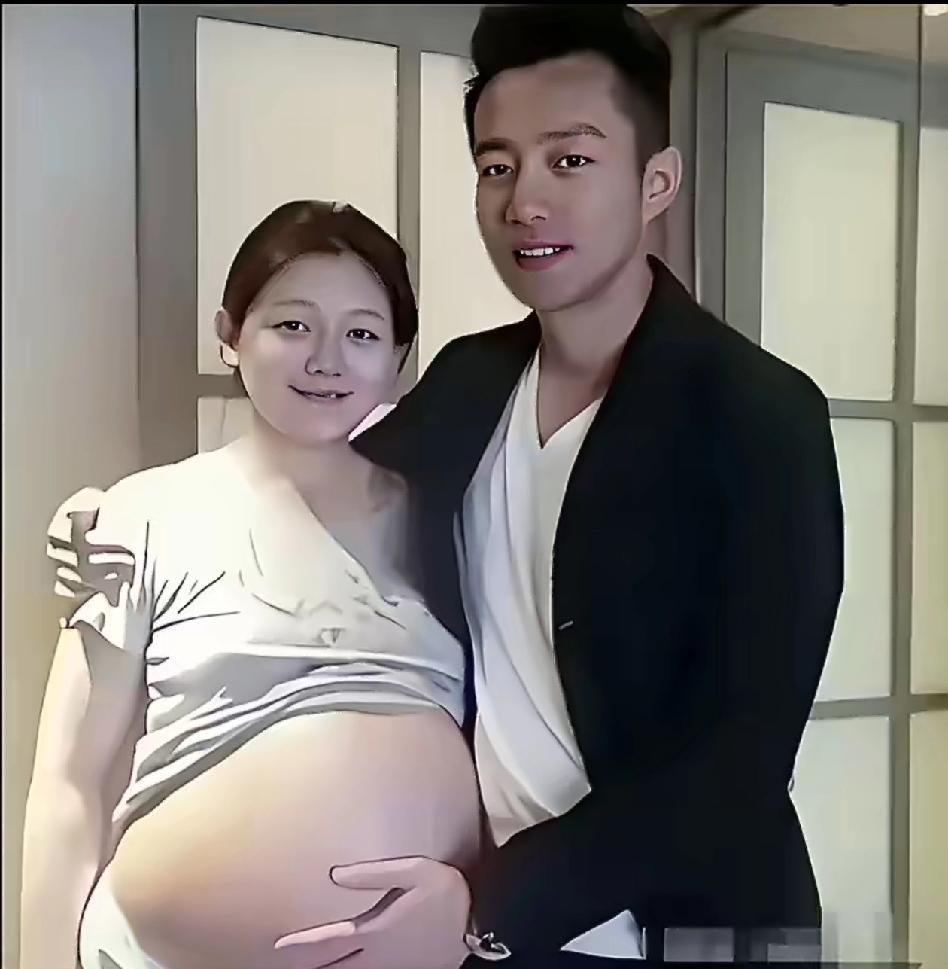 当年大S怀孕时，腹部明显隆起得惊人，甚至比怀双胞胎的孕妇还要显怀。而身旁的汪小