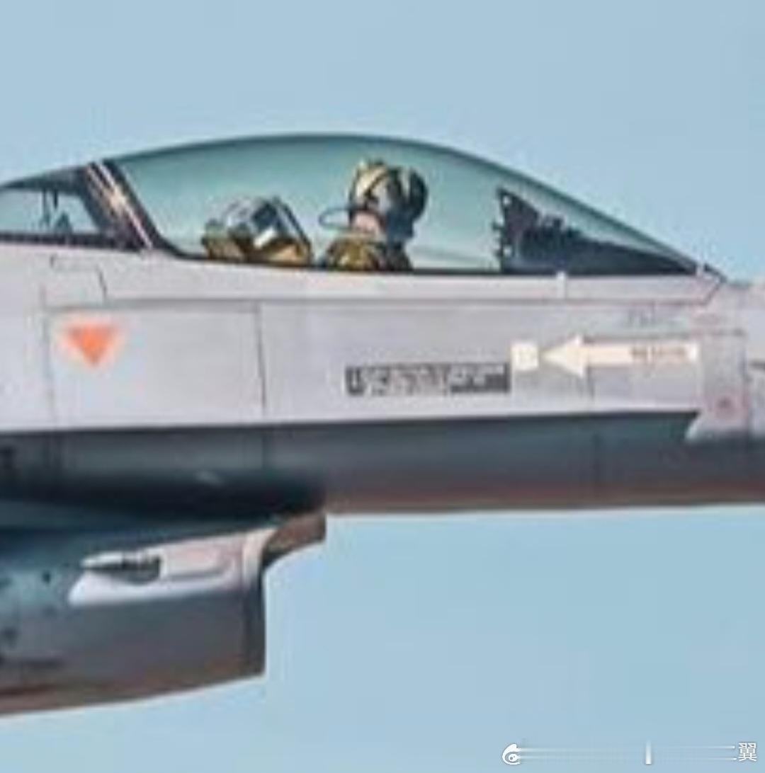 俄乌局势新进展照片显示无菌F-16已装备泰雷兹蝎子头显。它是全球首款能够提供2