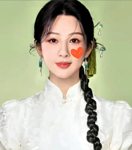 刚刚查了一下杨紫，不查不知道，查了才知道！今年已经33岁了，但她从5岁就开