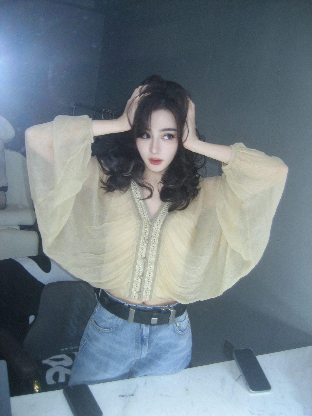 #迪丽热巴#🪞抓到一只捧脸杀的姐姐正在watchingu～​