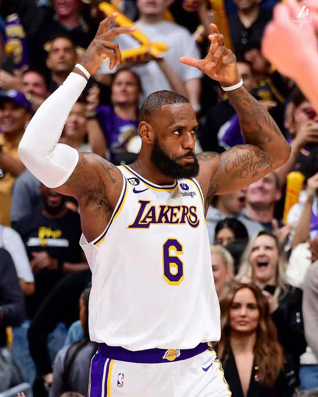 湖人61：80落后快船19分，结束第三节。东契奇也因伤打不了，湖人靠着詹姆斯一个