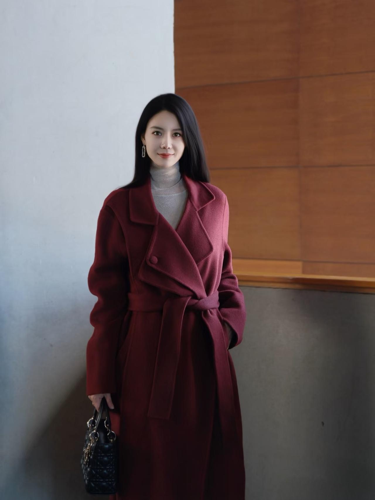 女生怎么穿搭会看上去很优雅个人觉得一件质感很好的大衣就可以令女性看着温婉优雅！