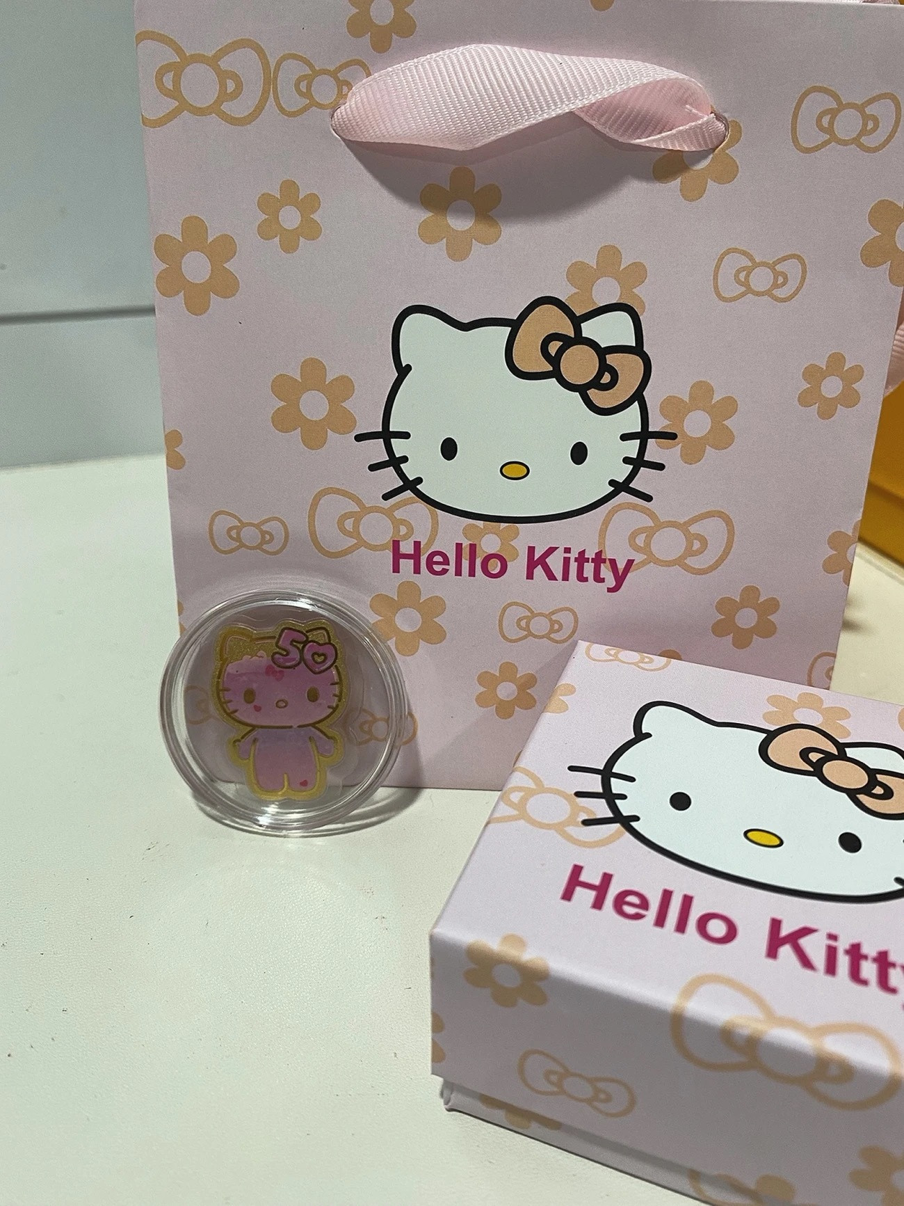五一过完了，大家心情应该很失落吧，抽一枚三丽鸥HelloKitty黄金手机贴评