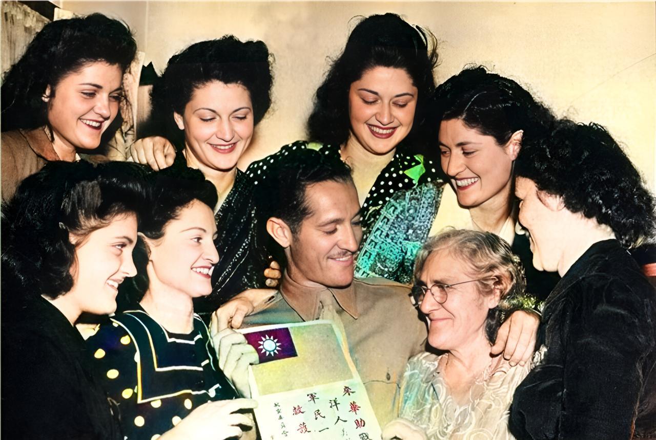 这是1942年，援华飞虎队中一名叫约翰·罗西的飞行员回到家乡旧金山，被母亲与七个
