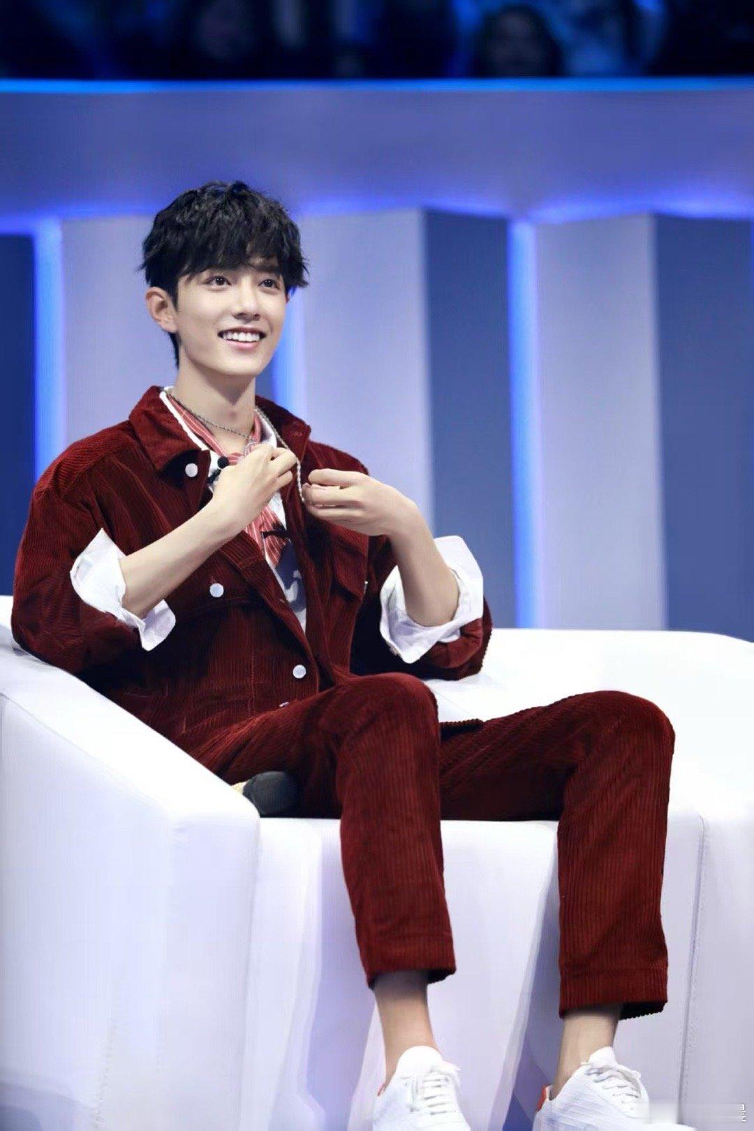 肖战先暖带动后暖没有秋天直接入冬？肖战早有准备！四天完成穿搭换季，长款羽绒服裹