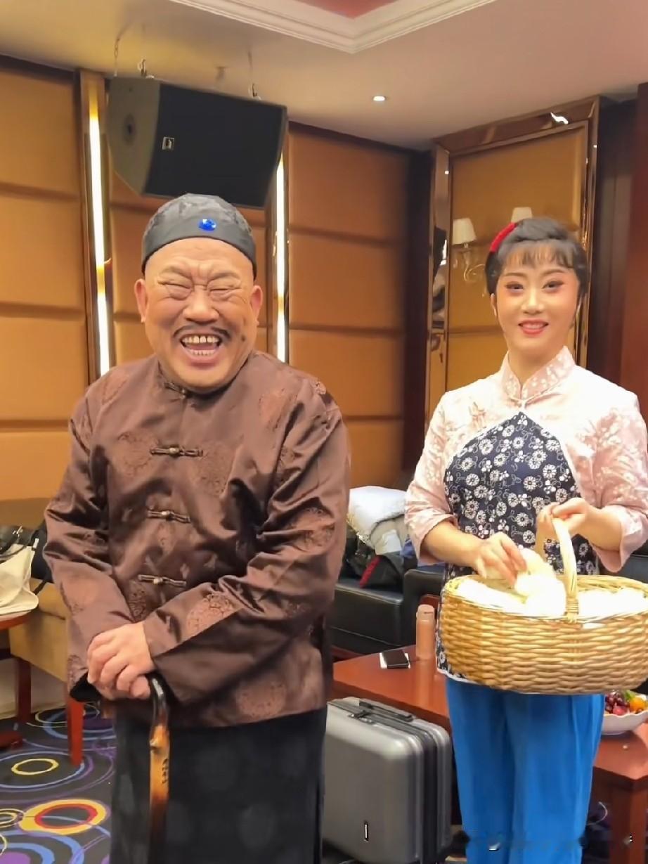 杜旭东的这副尊容也是万里挑一，他天生演坏人的长相，自从影以来，他从来没演过好人，