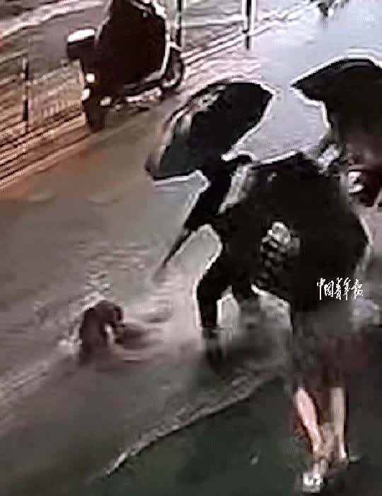 泪目！湖北宜昌，男子回家时，突降暴雨，他赶紧到边上躲雨，突然，发现水中冲