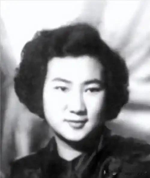 1943年，一个17岁的中国少女被抓进了纳粹集中营，突然，德军士兵在她身上发现了