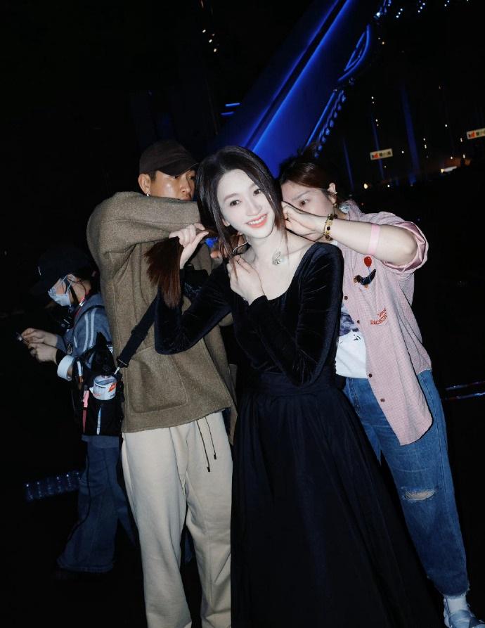 最近李小冉在录制浪姐的时候搭配了一身黑色的衣服，看上去特别的酷，也很有型。她