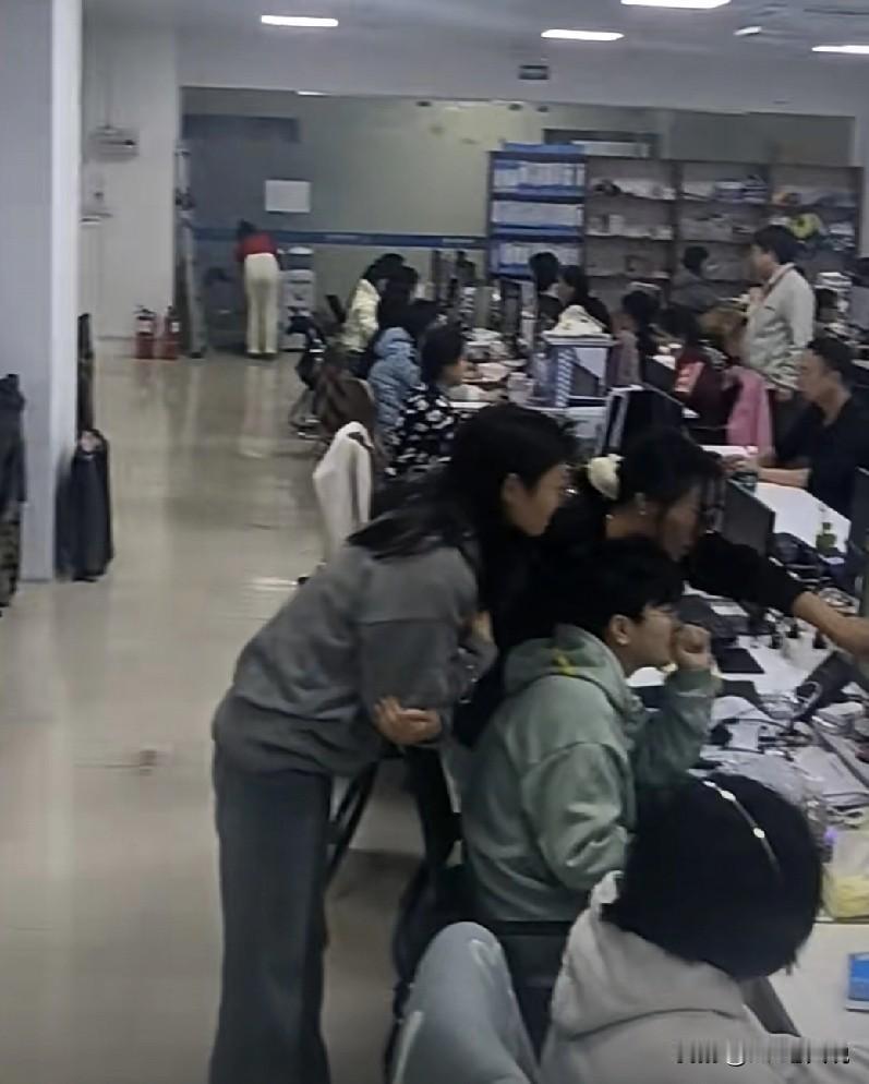 公司准备优化掉知识产权部经理，但是考虑到这年底了，如果冒然替换风险太大，所以就制