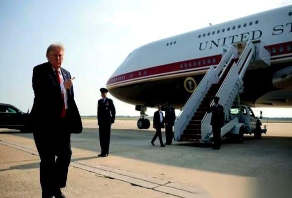 特朗普从一架波音747上下来，这架飞机是他刚从卡塔尔弄来的。7月1号，华盛顿的