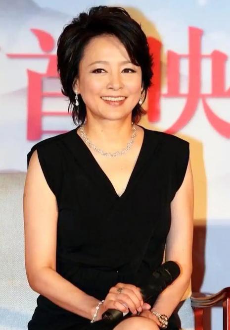 张瑜在访谈中忽然哽咽，眼泪无声落下。她停顿许久，最终轻声说：“我这一生最大的遗憾