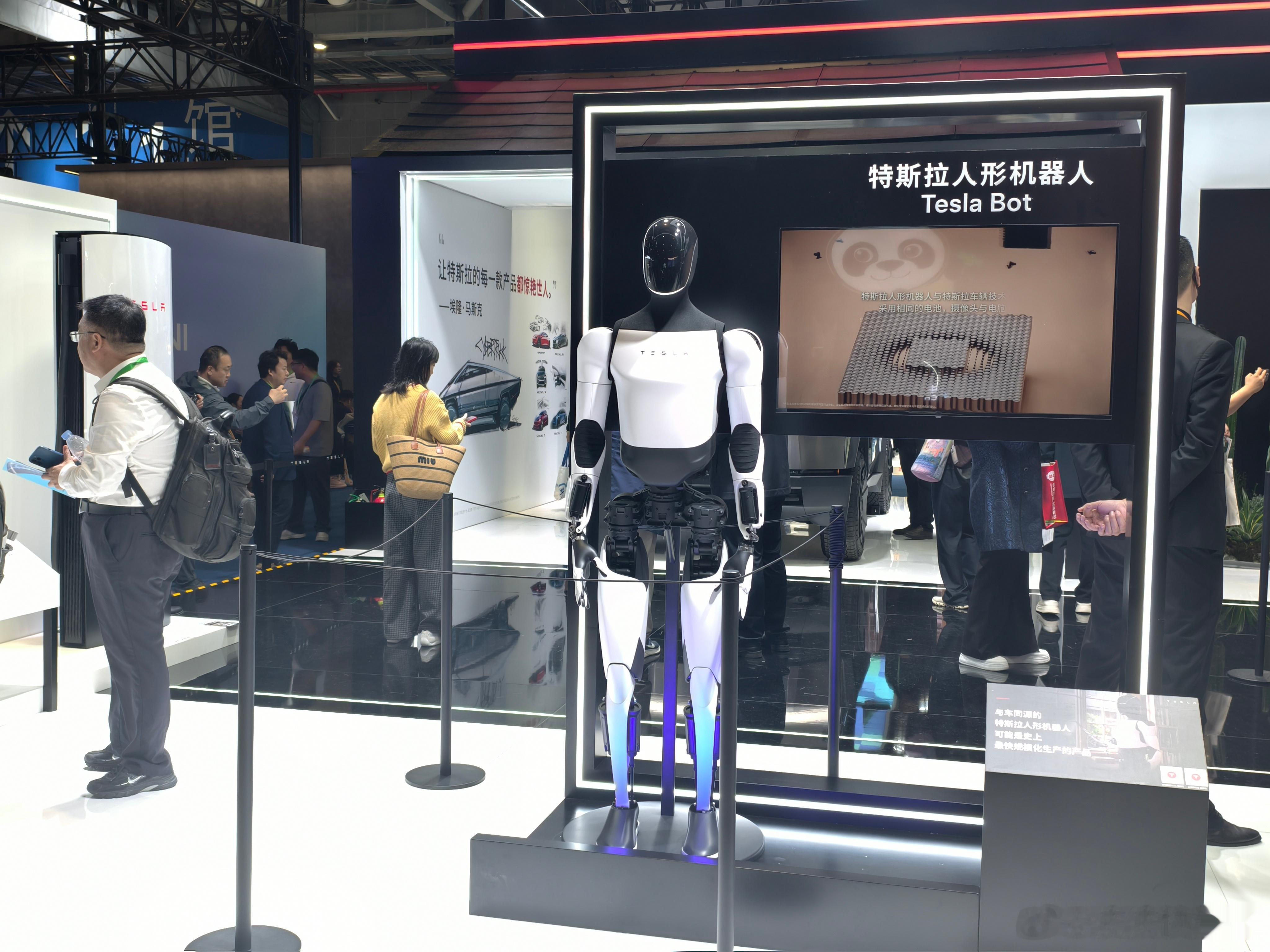 特斯拉把CyberCab搬到进博会展台了。这是一开始亮相的概念版，跟后来路试