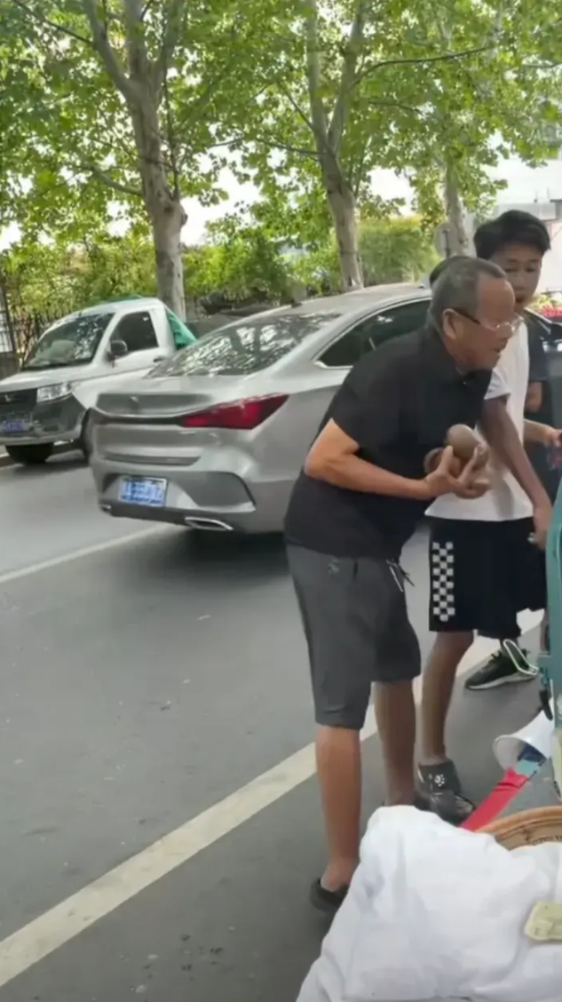 河南长垣最近发生的事儿挺让人无语。有个六旬老人喝点酒，在街上看到一个卖杂粮馒头