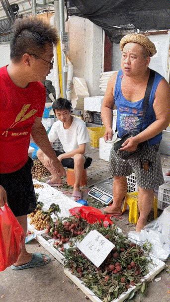 团伙作案，一个换牌，一个买果，摊主懵逼了[捂脸哭]