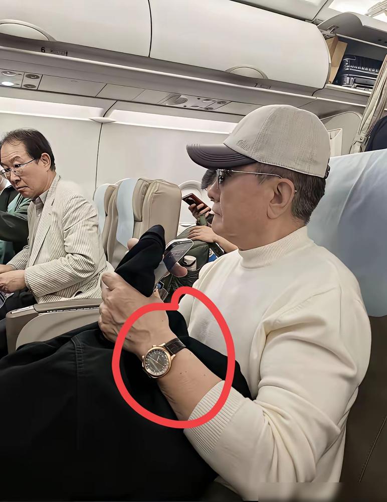 别猜四万还是八万了，张志坚手腕上那块表，根本连奢侈品的边都沾不上。你真以为老谋深