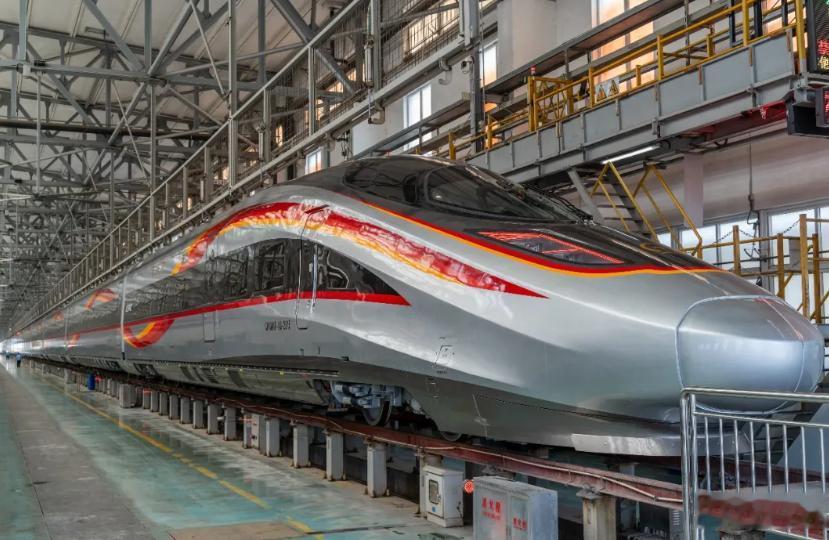 6月11日上午，一辆身披银灰涂装的长编组复兴号缓缓驶入成都动车段存车场——CR4