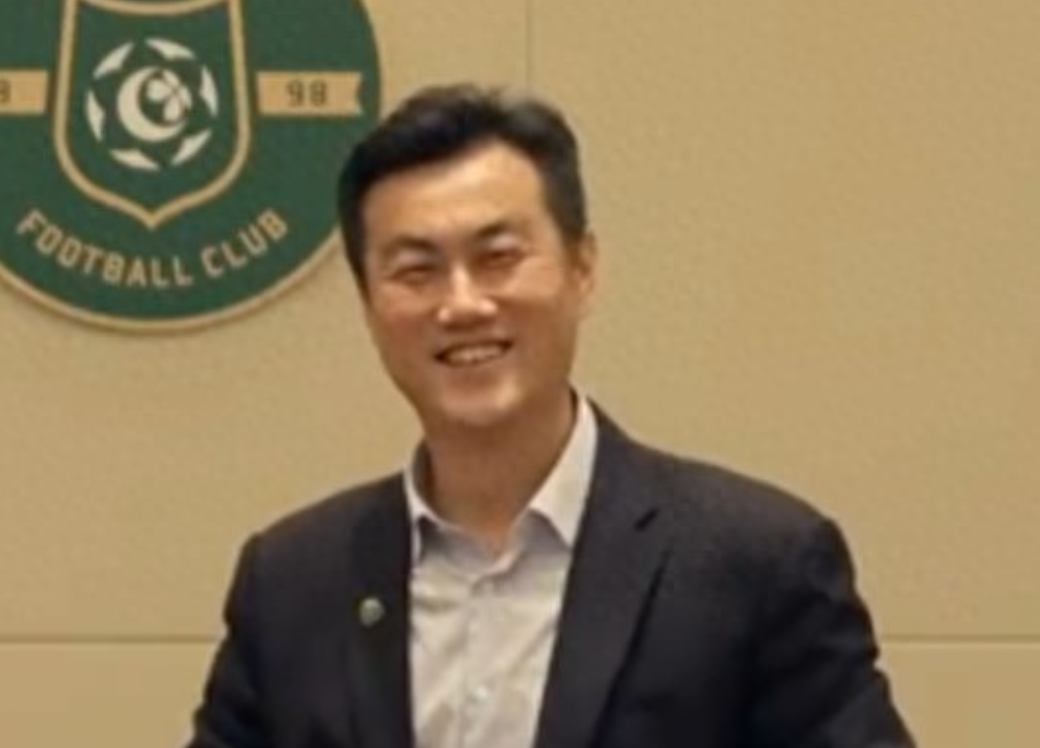 浙江队总经理焦凤波接受了记者徐毅的采访，谈到了村超与苏超的话题。谈村超、苏超