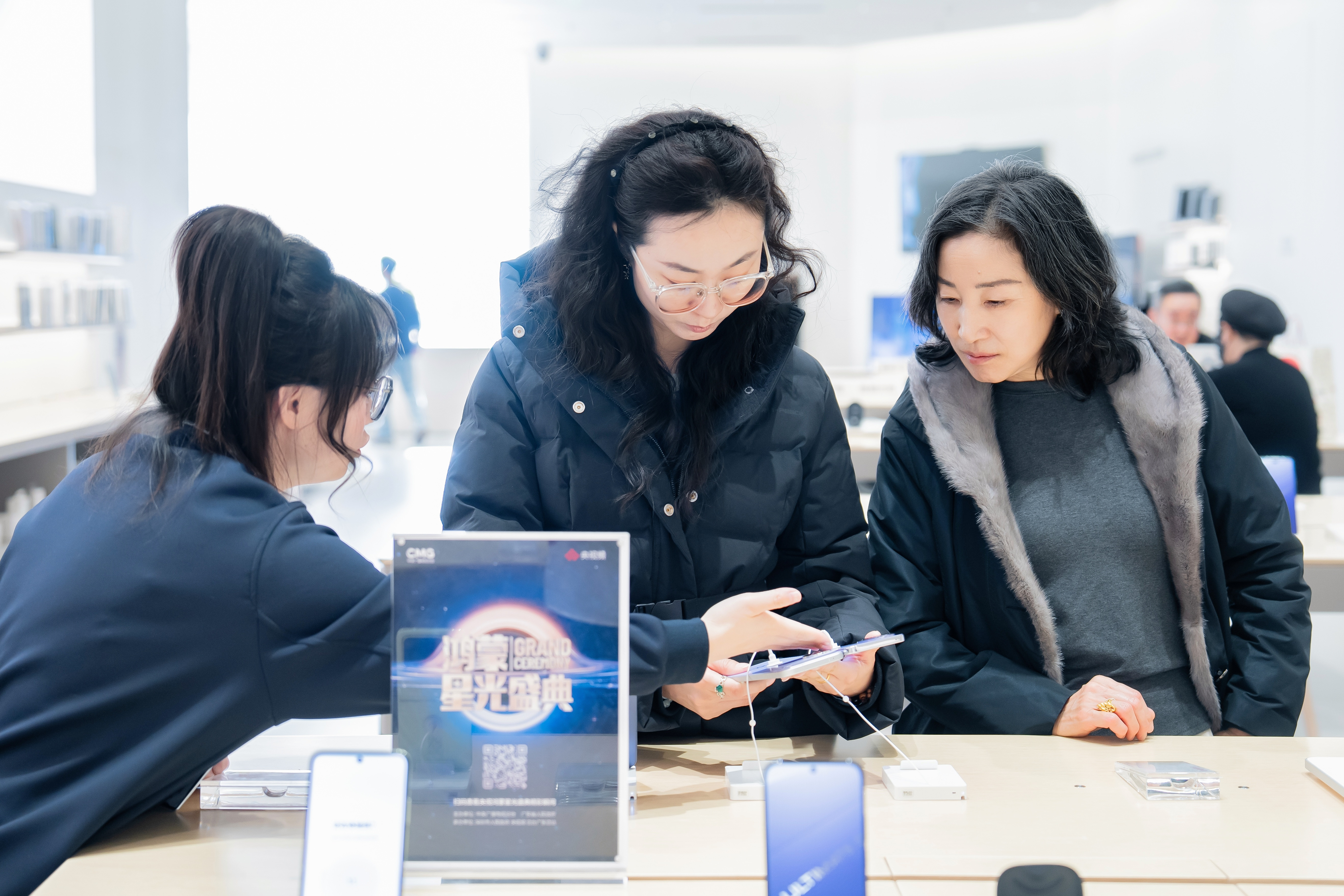 nova15系列开售人人我人人华为nova15系列来了，全国线下门店瞬间陷入