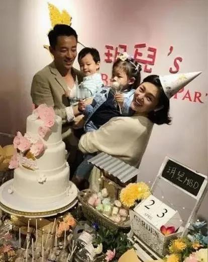 今天是小玥儿的生日，陪在她身边的会是谁呢？去年马筱梅邀请同学一起为小玥儿庆生，然