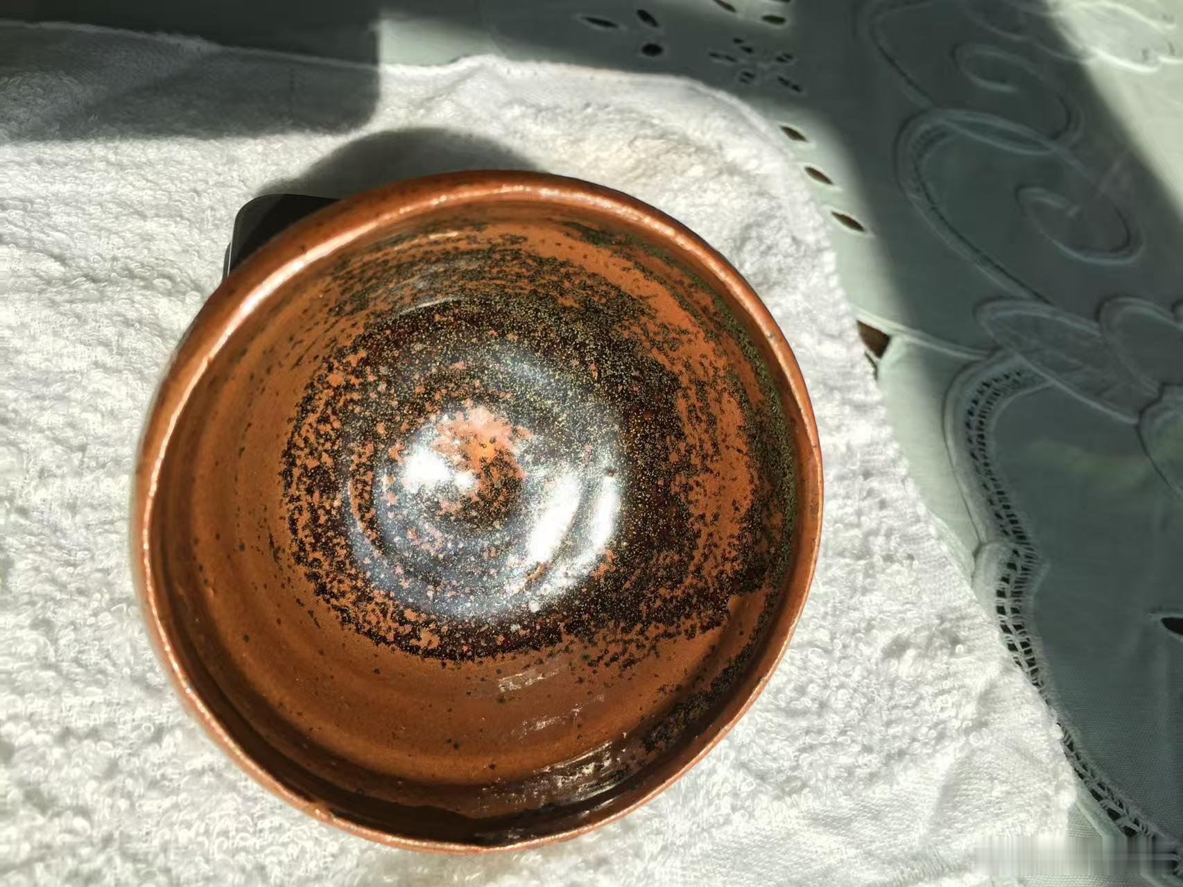 每周鉴赏收藏精品之建盏建盏现在的排名是以结晶斑的形状来排列的，依