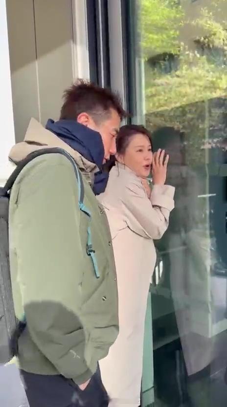 星岛：洪永城联同黄翠如相隔十三年重游伦敦塔桥不敌寒风缩成一团自嘲像企鹅被嘲体