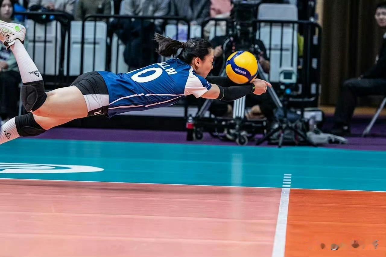 刘立雯跳槽北京女排，王梦洁继续留娘家代表山东女排出征联赛。天津女排自由人刘立