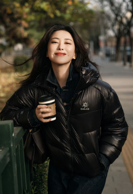我简直太爱朱珠身上这款黑色羽绒服了！又酷炫又透着一股慵懒劲儿，朱珠营造的冬日氛围