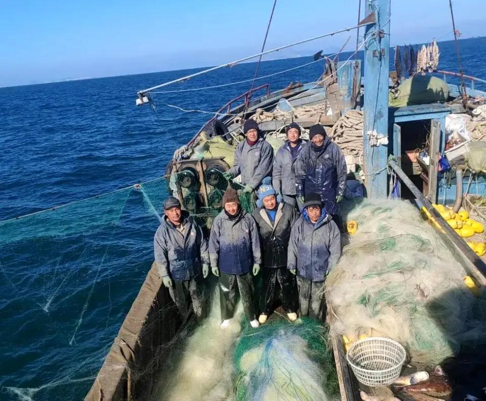 “砍！” 渔民罗世明一声吼，手里刀光一闪，直接把十几万的渔网从船头斩断！船上